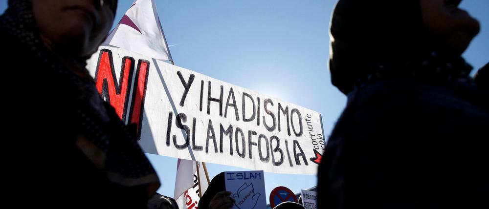 Diese Frauen protestieren in Madrid gegen Islamophobie.