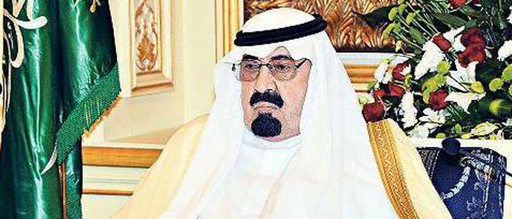 Übergewichtig, schwer atmend und hinfällig. König Abdullah von Saudi-Arabien. Das Bild zeigt ihn vor einem Jahr in seinem Al-Salam-Palast am Roten Meer, wo er Gäste empfing.