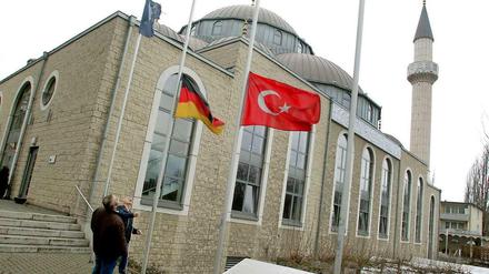 Gemeinsam trauern um die Opfer des Terrors von Paris: Vor der Merkez-Moschee in Duisburg hängen die deutsche und die türkische Fahne auf Halbmast.