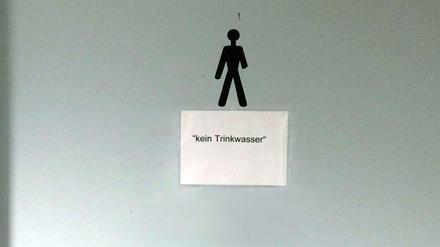 Kleines Schild in der Onkel-Tom-Halle, keine Aufregung? Muss man sich darüber ärgern oder muss man, angesichts vieler anderer Probleme, damit leben? Andererseits: Wo leben wir denn?