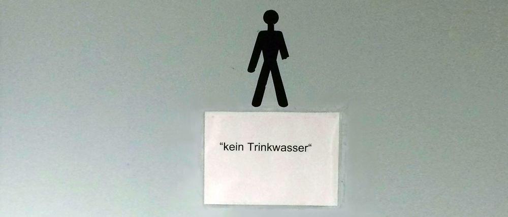 Kleines Schild in der Onkel-Tom-Halle, keine Aufregung? Muss man sich darüber ärgern oder muss man, angesichts vieler anderer Probleme, damit leben? Andererseits: Wo leben wir denn?