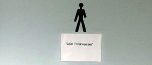 Kleines Schild in der Onkel-Tom-Halle, keine Aufregung? Muss man sich darüber ärgern oder muss man, angesichts vieler anderer Probleme, damit leben? Andererseits: Wo leben wir denn?