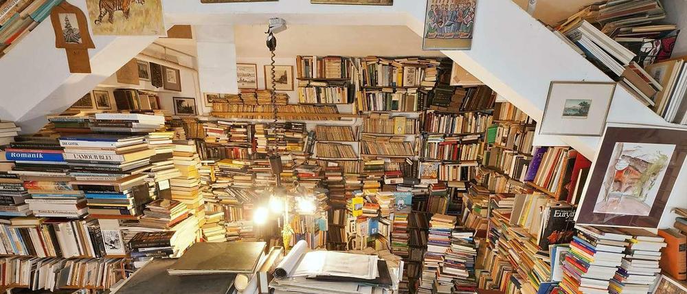 Das Stillleben einer Second-Hand-Buchhandlung