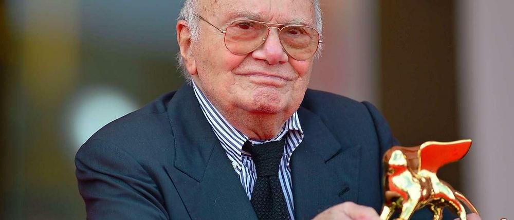 Beim Filmfest Venedig 2012 erhielt Francesco Rosi einen Goldenen Löwen für sein Lebenswerk. Die Berlinale hatte ihn 2008 mit dem Goldenen Ehrenbären gewürdigt. Der Filmemacher starb am Samstag, den 10. Januar, im Alter von 92 Jahren in Rom. 