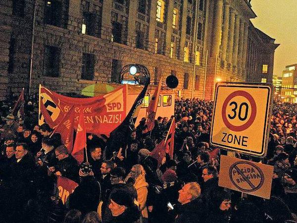 Dagegen. Mehrere tausend „Pegida“-Gegner blockieren am Montagabend den Weg von ein paar hundert „Bärgida“-Demonstranten. Die wollten zum Brandenburger Tor – kamen aber nicht weit.