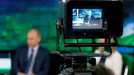 Russlands Präsident Wladimir Putin sitzt im Studio des Staatssenders Russia Today.