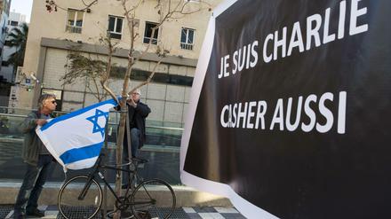 Protest in Tel Aviv. Auch am anderen Ende des Mittelmeers bekundeten Menschen ihre Solidarität mit den Opfern der Anschläge von Paris.