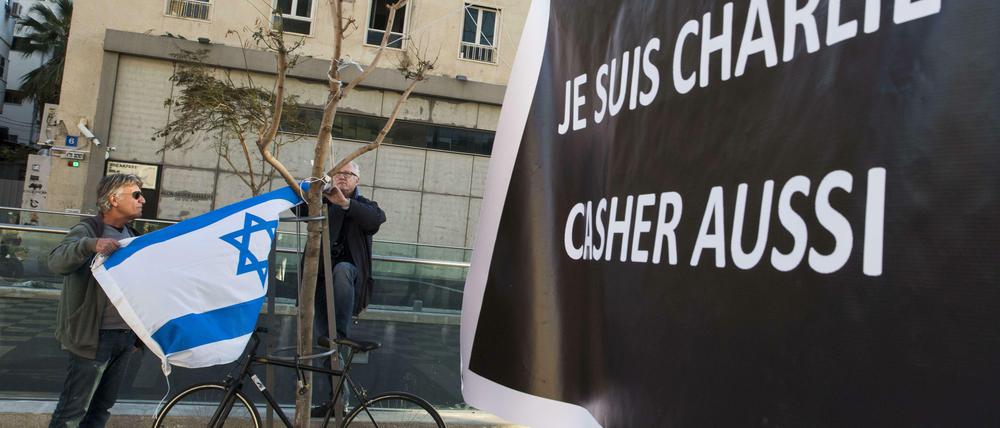 Protest in Tel Aviv. Auch am anderen Ende des Mittelmeers bekundeten Menschen ihre Solidarität mit den Opfern der Anschläge von Paris.