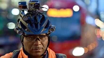 Lewis Dediare, der selbsternannte Fahrradsherriff in London, sieht aus wie ein Droid in "Star Wars".