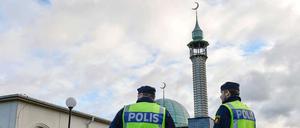 Nach mehreren Angriffen: Polizisten in Uppsala schützen eine Moschee.