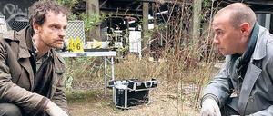 Kommissar Faber (Jörg Hartmann, links) und Gerichtsmediziner Jonas Zander (Thomas Arnold) untersuchen die Leiche des ermordeten Neonazi-Führers Fischer.