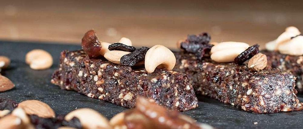Paleo-Riegel - wie hier von "Eat Performance" - sind frei von Inhaltsstoffen, die nicht industriell bearbeitet wurden.