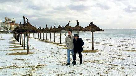 Strandspaziergang. Nur wenige buchen die Insel in der kälteren Jahreszeit, obwohl es dort vergleichsweise mild ist. 