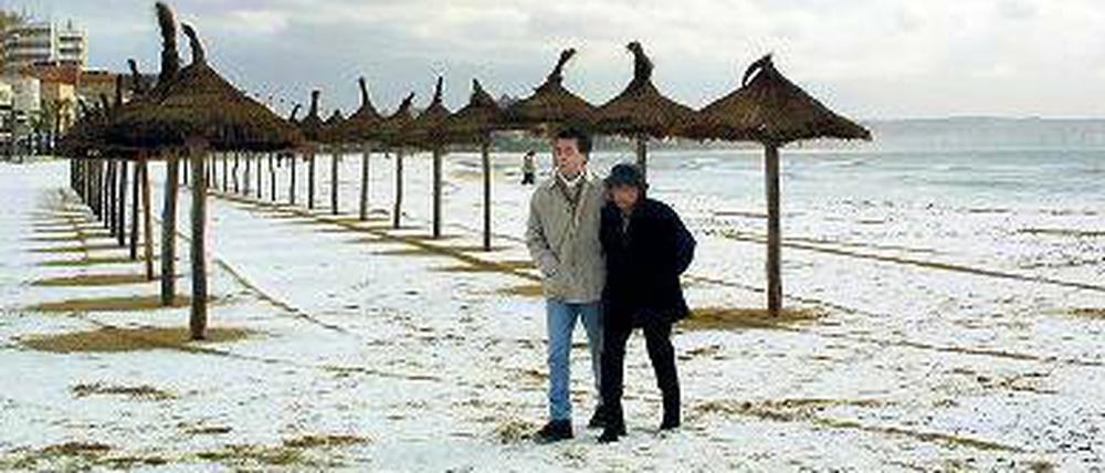 Strandspaziergang. Nur wenige buchen die Insel in der kälteren Jahreszeit, obwohl es dort vergleichsweise mild ist.