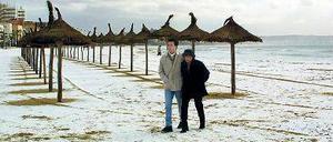 Strandspaziergang. Nur wenige buchen die Insel in der kälteren Jahreszeit, obwohl es dort vergleichsweise mild ist. 