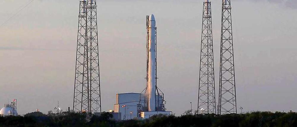 Gewagtes Manöver. Die erste Stufe der Falcon 9 soll nach der Trennung vom Rest der Rakete auf einer Plattform landen. Sie ist nur 90 mal 50 Meter groß.