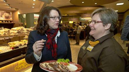 Seit dem 1.1.2015 gilt der Mindestlohn. Darauf genehmigt sich Andrea Nahles zu Jahresbeginn eine Stulle.