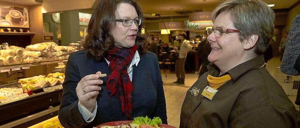 Seit dem 1.1.2015 gilt der Mindestlohn. Darauf genehmigt sich Andrea Nahles zu Jahresbeginn eine Stulle.