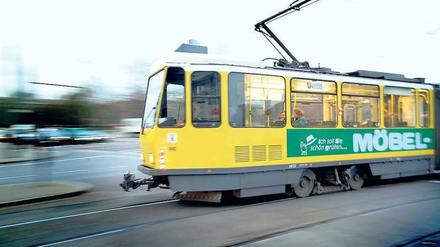 Psssssssst! Spezielle Gleise sollen auch den Lärm von Straßenbahnen verringern. Und Krachmacher, wie diese Oldtimer aus DDR-Zeiten sollen ohnehin bis 2017 ausgemustert sein. Neue Fahrzeuge,, die die BVG ohnehin braucht, sollen leiser sein.
