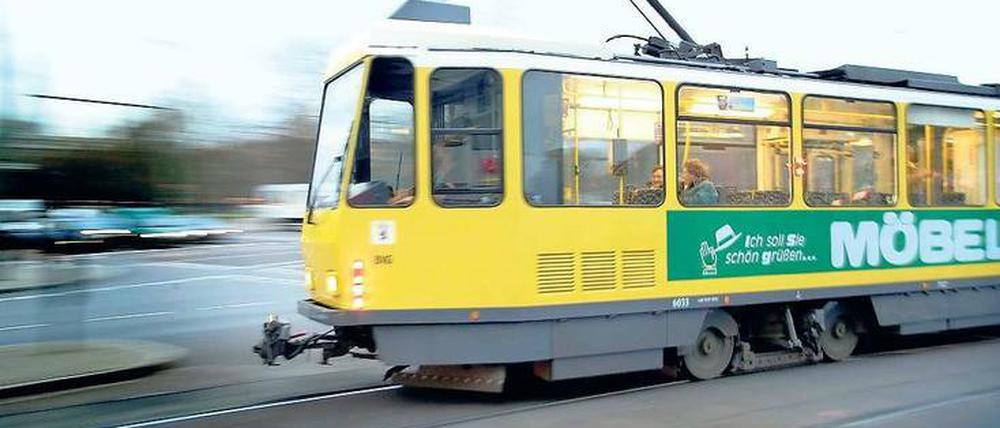Psssssssst! Spezielle Gleise sollen auch den Lärm von Straßenbahnen verringern. Und Krachmacher, wie diese Oldtimer aus DDR-Zeiten sollen ohnehin bis 2017 ausgemustert sein. Neue Fahrzeuge,, die die BVG ohnehin braucht, sollen leiser sein.