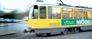 Psssssssst! Spezielle Gleise sollen auch den Lärm von Straßenbahnen verringern. Und Krachmacher, wie diese Oldtimer aus DDR-Zeiten sollen ohnehin bis 2017 ausgemustert sein. Neue Fahrzeuge,, die die BVG ohnehin braucht, sollen leiser sein. 
