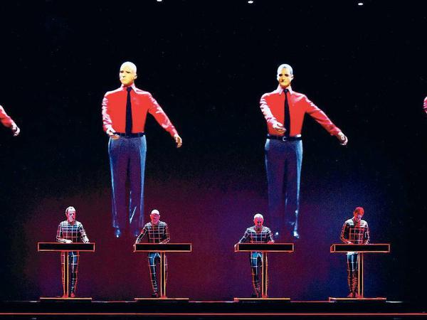 Kraftwerk im Oktober 2013 bei einem Auftritt in Eindhoven.