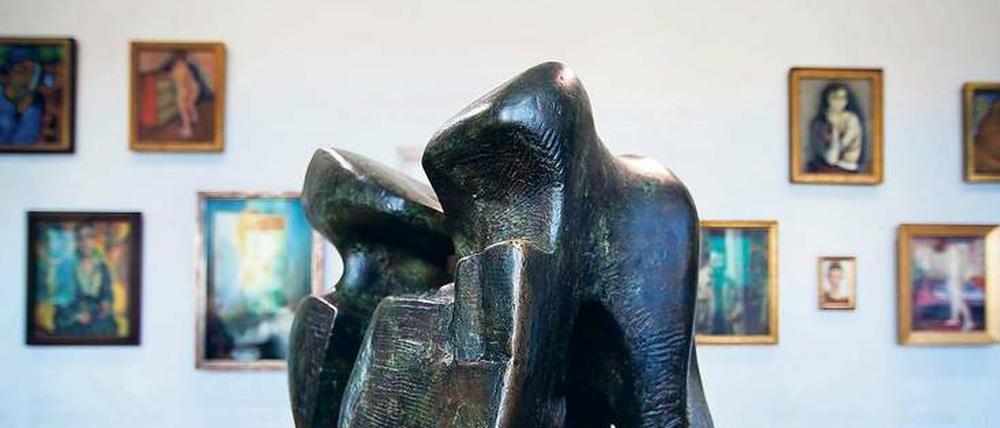 Wackelkandidat. Henry Moores „Stein Denkmal“ aus den sechziger Jahren gehört zu den Kunstwerken, die aus der Sammlung der Landesbank West LB versteigert werden sollen. Noch steht die Skulptur im Museum für Kunst und Kultur in Münster.