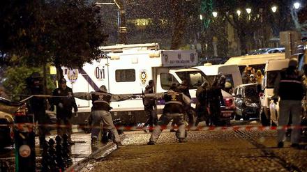 Polizei und Rettungskräfte sichern den Tatort nach einem Selbstmordattentat in Istanbul.