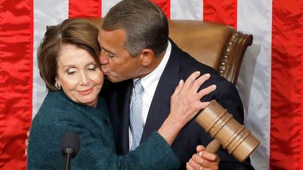 John Boehner, alter und neuer Mehrheitsführer im US-Kongress, küsst nach seiner Wiederwahl die demokratische Minderheitsführerin Nancy Pelosi.