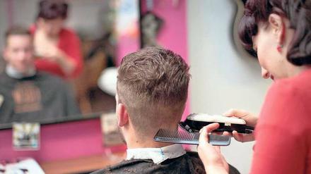 Nur Schneiden wird immer seltener. Dafür sind Dienstleistungen rund um Kosmetik in den Salons immer öfter gefragt.