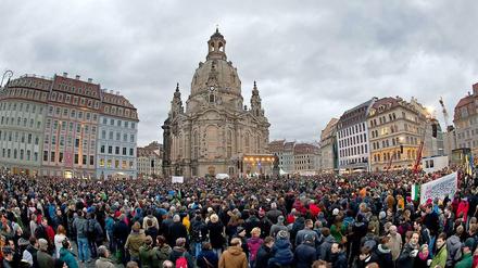 35 000 Menschen beteiligen sich an der Kundgebung für Weltoffenheit und Menschklichkeit in Dresden.