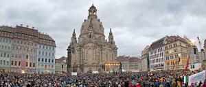 35 000 Menschen beteiligen sich an der Kundgebung für Weltoffenheit und Menschklichkeit in Dresden.