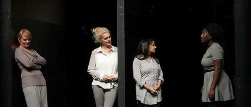 Nina Sarita Balthasar und Thelma Buabeng als Enkelinnen, Harriet Kracht als Mutter und Vernesa Berbo als Großmutter.