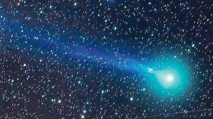 Abschweifend. Die Sonne lässt den Schweif des Kometen Lovejoy aufblühen. 