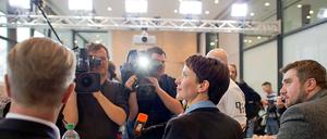 Frauke Petry, AfD-Landtagsvorsitzende in Sachsen, traf sich am Donnerstag mit den Organisatoren der Pegida-Protestmärsche zum Gespräch.