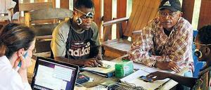 Hörtest. Angehörige des Mbenzelé-Stamms im Kongo vergleichen westliche Musik mit den Klängen ihrer Heimat.