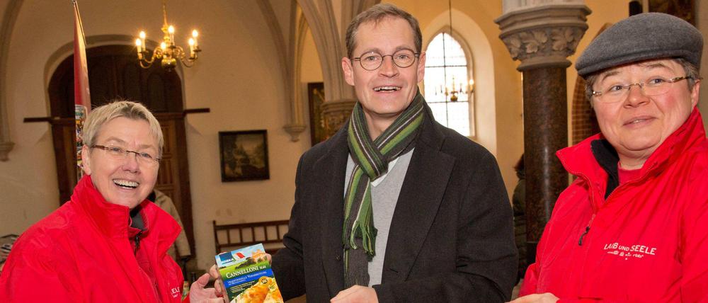 Der Regierende Bürgermeister Michael Müller mit den Initiatorinnen von "Laib und Seele", Sabine Werth (li.) und Friederike Sittler. 