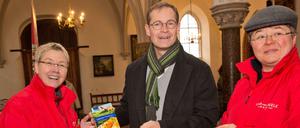 Der Regierende Bürgermeister Michael Müller mit den Initiatorinnen von "Laib und Seele", Sabine Werth (li.) und Friederike Sittler. 