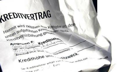 Weg damit: Wer jetzt noch ein altes, hoch verzinstes Darlehen abzahlt, sollte prüfen, ob er den Vertrag widerrufen kann. 
