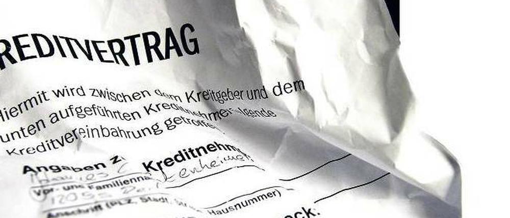 Weg damit: Wer jetzt noch ein altes, hoch verzinstes Darlehen abzahlt, sollte prüfen, ob er den Vertrag widerrufen kann.