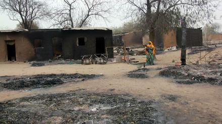 Eine Frau geht durch die Ruinen des umkämpften Ortes Baga im Nordosten von Nigeria. Das Foto ist ein Archivbild von 2013, doch am Wochenende wütete die islamistische Sekte Boko Haram erneut in Baga und Umgebung. Der Ort soll niedergebrannt sein, berichten Augenzeugen.