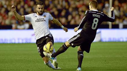Toni Kroos (rechts) kann sich nicht gegen Alvaro Negredo und Valencia durchsetzen
