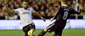 Toni Kroos (rechts) kann sich nicht gegen Alvaro Negredo und Valencia durchsetzen