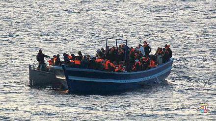 Volles Boot. Flüchtlinge riskieren ihr Leben, um europäischen Boden zu erreichen. Deutschland hat das Asylrecht verschärft, ein Einwanderungsgesetz gibt es nicht.