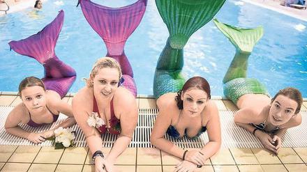 Nix wie weg. Diese jungen Damen probieren sich als Meerjungfrauen. 