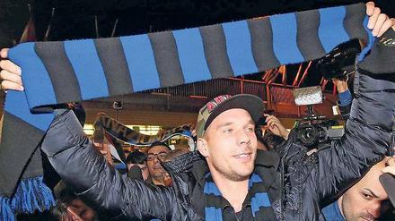 Riesenstimmung in Linate. Bei der Ankunft am Mailänder Flughafen wurde Lukas Podolski mit Sprechchören begrüßt. Normalerweise pfeifen Inter-Fans ihre Spieler derzeit eher aus. 