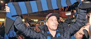 Riesenstimmung in Linate. Bei der Ankunft am Mailänder Flughafen wurde Lukas Podolski mit Sprechchören begrüßt. Normalerweise pfeifen Inter-Fans ihre Spieler derzeit eher aus. 