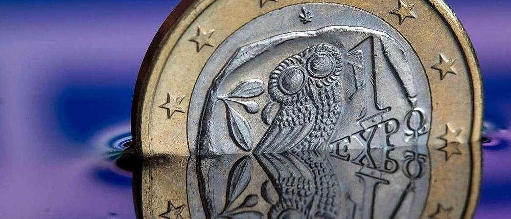 Der Wert des Euro sinkt weiter. Vor allem wegen der Lage in Griechenland.