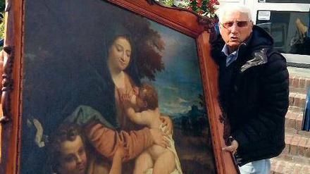 Der niederländische Kunstdetektiv Ben Zuidema posiert mit dem 1945 aus dem Schloss Sanssouci entwendeten Gemälde „Madonna mit Johannesknaben“ des Renaissance-Künstlers Benedetto Caliari.