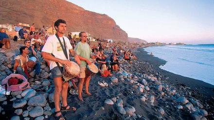Ins Bett getrommelt. Der Sonnenuntergang im Valle Gran Rey, hier eine Aufnahme von 2006, wird nach wie vor zelebriert. Heute schauen auch Pauschaltouristen zu. 